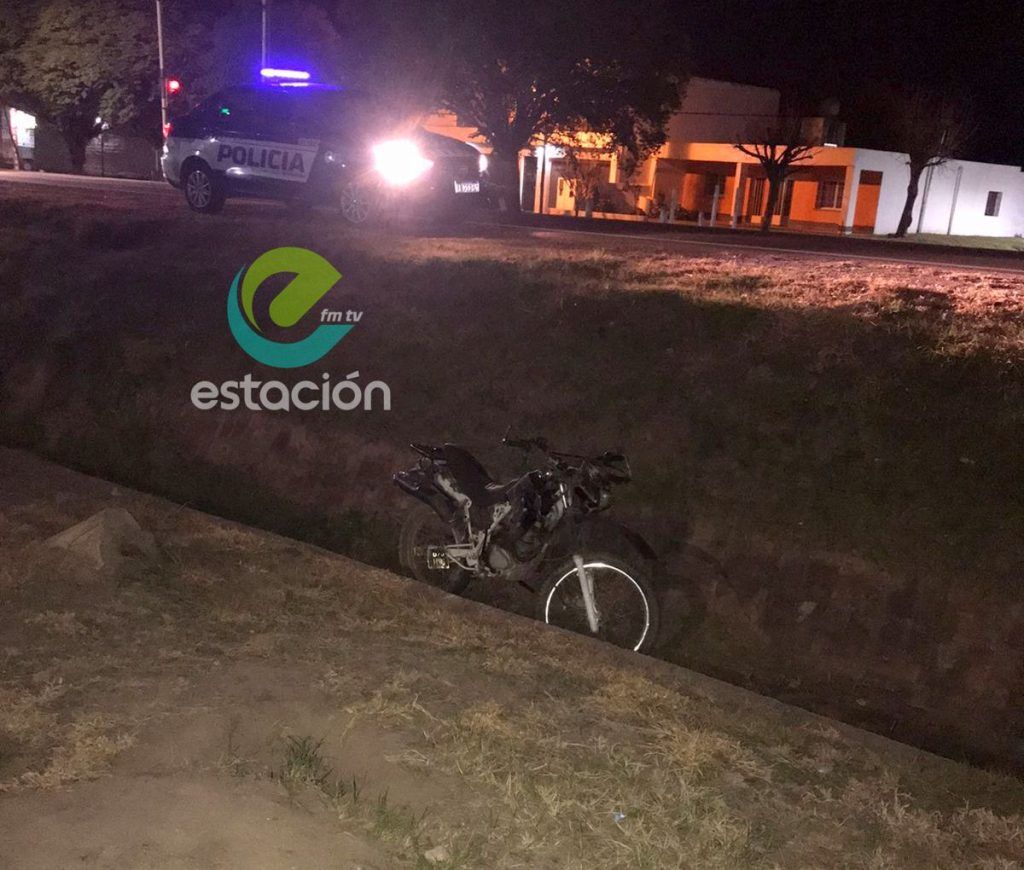PERDIÓ EL CONTROL EN SU MOTO Y CAYÓ A UN CANAL EN RÍO SECO