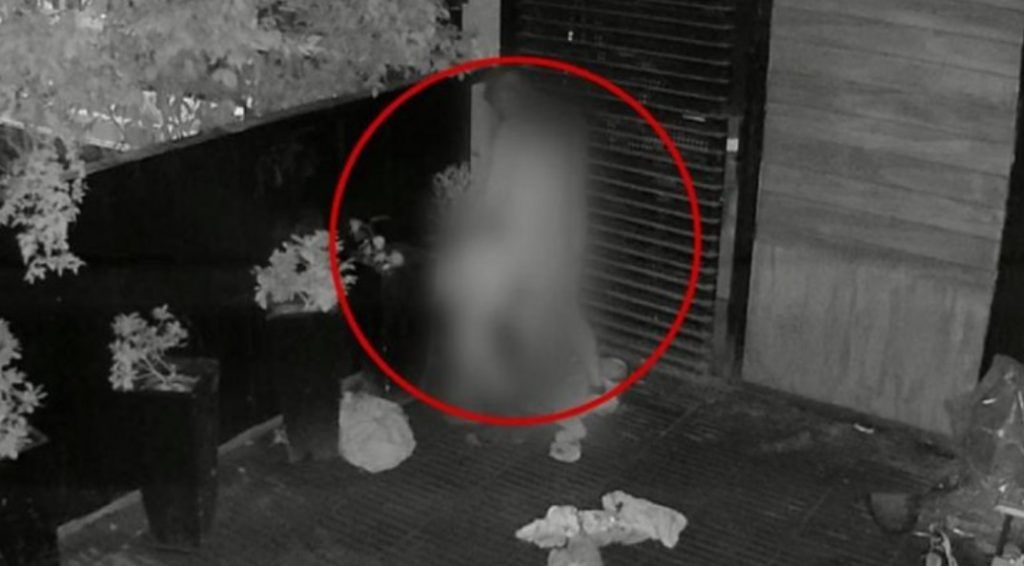 UNA PAREJA FUE ESCRACHADA POR TENER RELACIONES SEXUALES EN EL PATIO DE UN BAR EN NUEVA CÓRDOBA