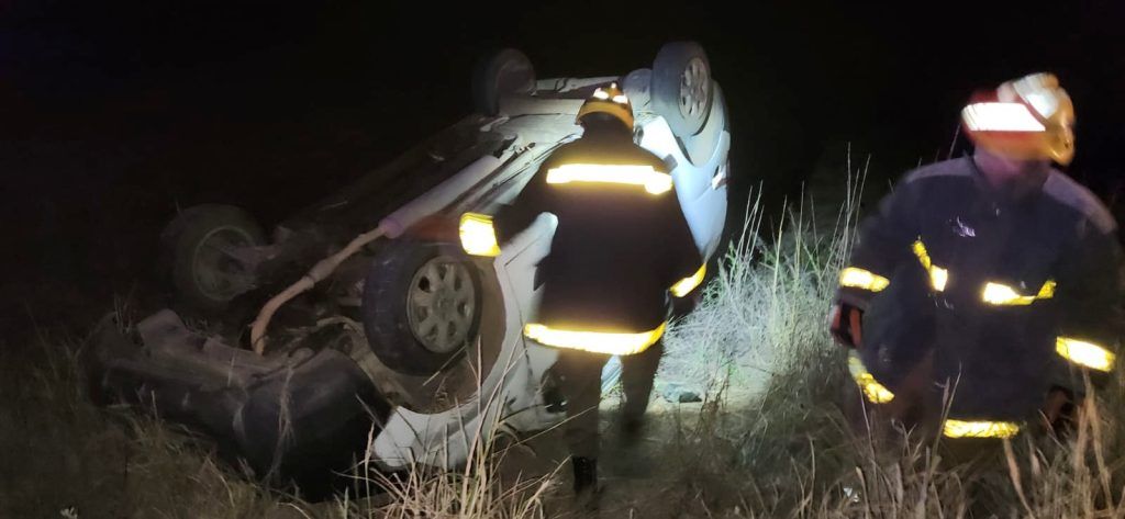 UN UTILITARIO SE DIO VUELTA EN LA MAZA