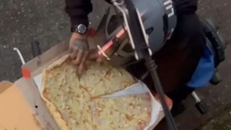 POLÉMICA EN REDES SOCIALES POR UN REPARTIDOR QUE SE COMIÓ UNA PORCIÓN DE PIZZA ANTES DE ENTREGARLA