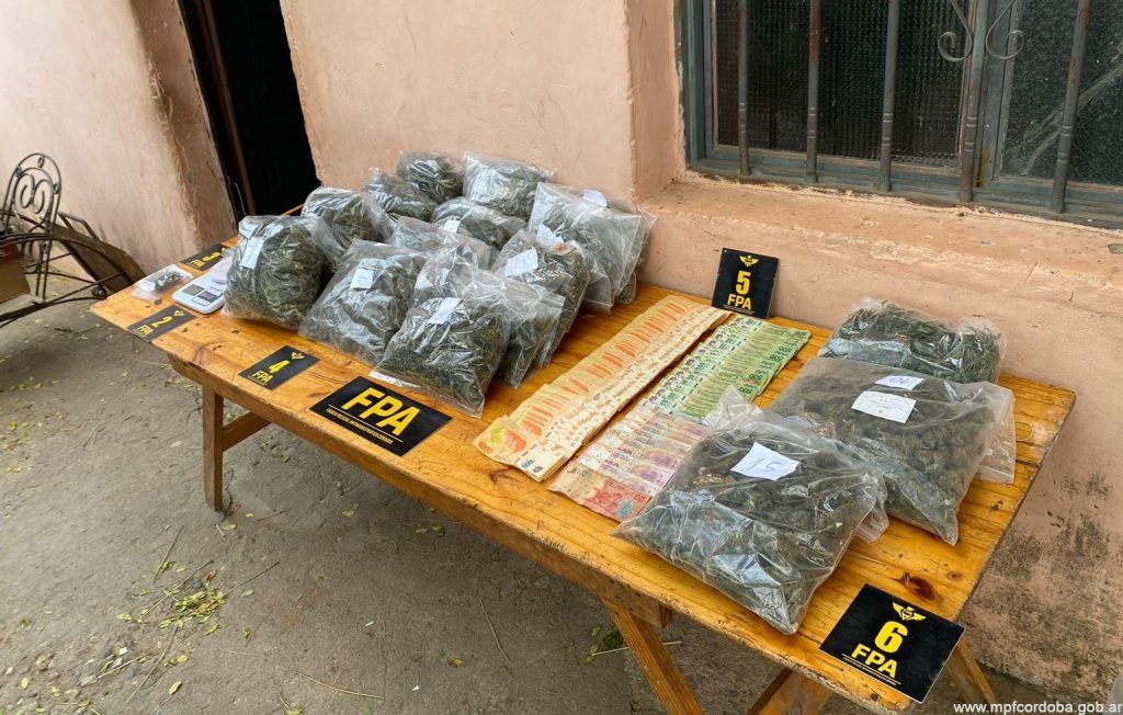 TIROLESA: LA FPA DETUVO A CUATRO PERSONAS Y SECUESTRÓ MÁS DE TRES KILOS DE MARIHUANA