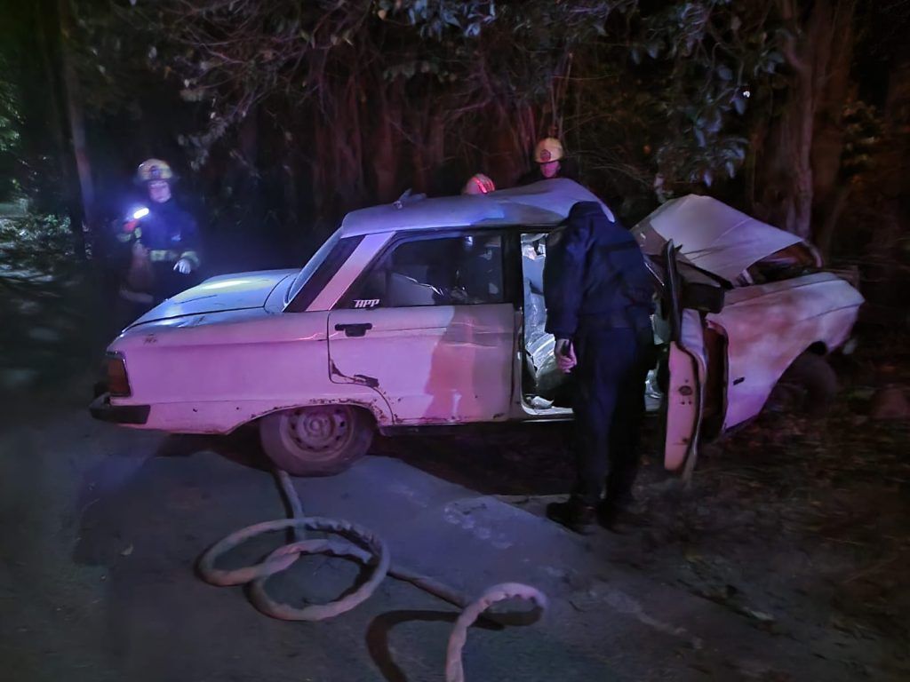 PERDIÓ EL CONTROL Y CHOCÓ CONTRA UN ÁRBOL