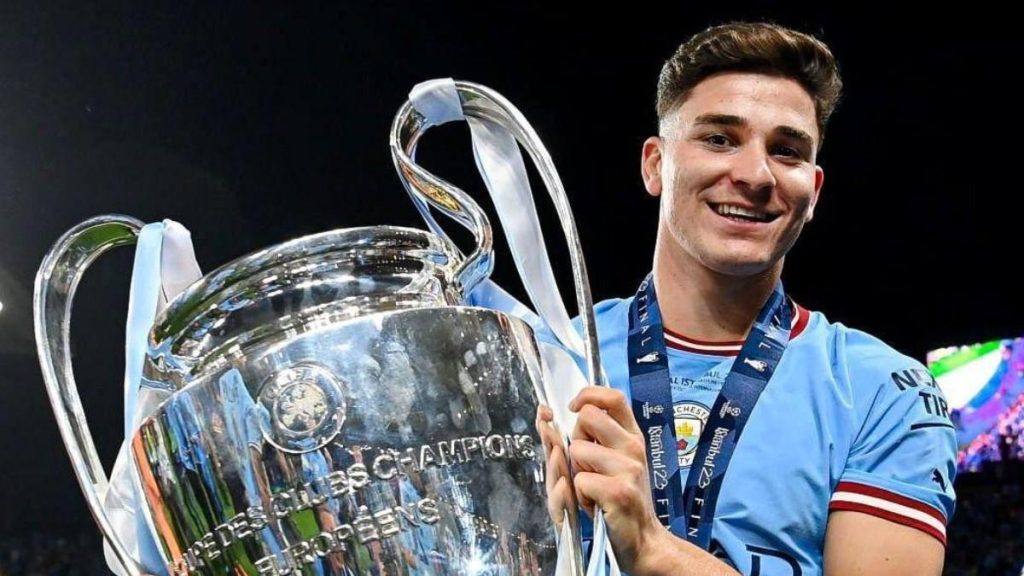 JULIÁN ALVAREZ ES EL PRIMER ARGENTINO EN GANAR EL TRIPLETE MÁS GRANDE DEL MUNDO