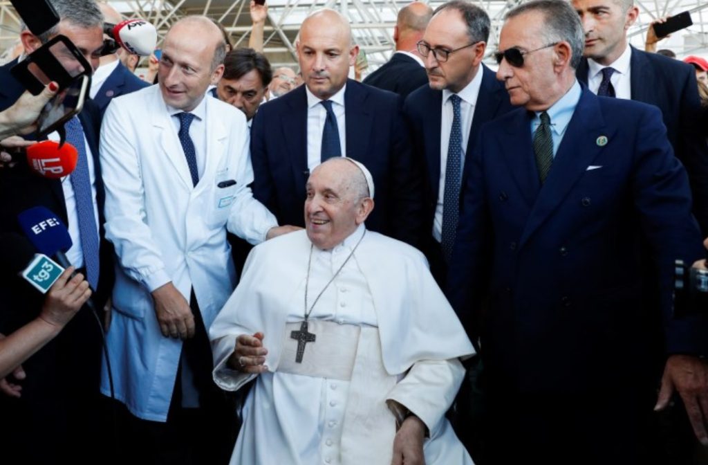 LE DIERON EL ALTA MÉDICA AL PAPA FRANCISCO Foto NA: REUTERS/Remo Casilli