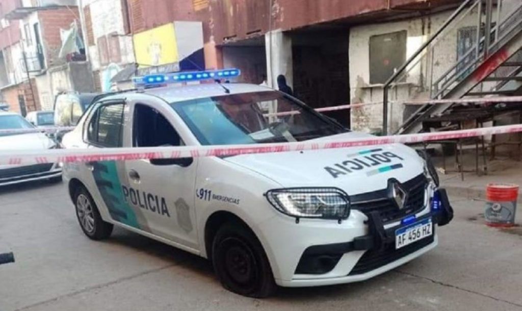 UN DELINCUENTE LE ROBÓ EL PATRULLERO A LOS POLICÍAS MIENTRAS SE TIROTEABAN EN LA MATANZA