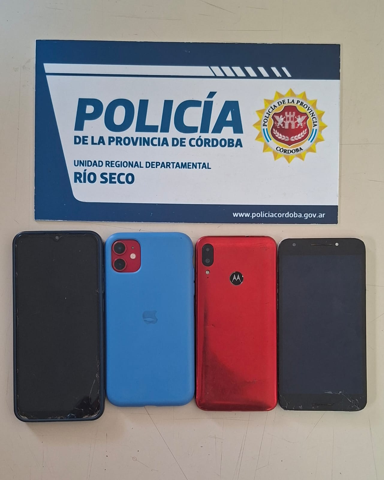 RECUPERAN UN CELULAR ROBADO A UN MENOR EN UNA PLAZA DE LOS HOYOS