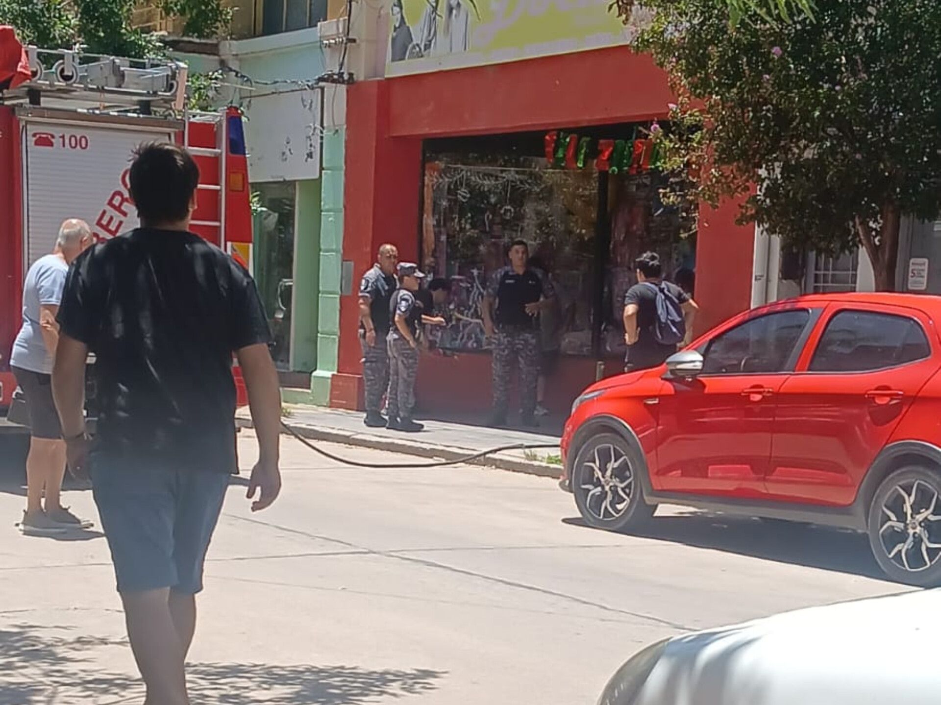 PRINCIPIO DE INCENDIO EN UN LOCAL COMERCIAL EN DEAN FUNES