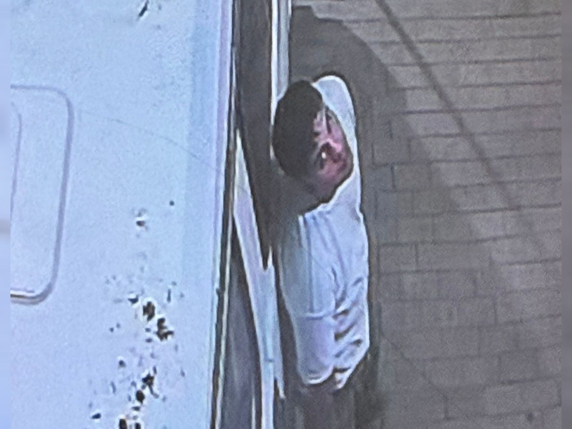 BUSCAN IDENTIFICAR A DELINCUENTE QUE ATACÓ VEHICULOS DE UNA DISTRIBUIDORA DE JESÚS MARÍA