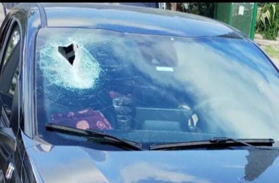 UN CAMIÓN PERDIÓ UNA PIEZA DE ACERO, ATRAVESÓ EL PARABRISAS DE UN AUTO Y GOLPEÓ EN LA CABEZA A UNA MENOR