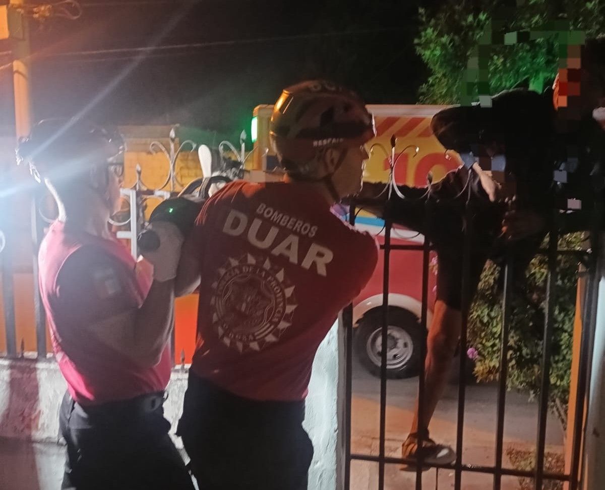 CÓRDOBA: INTENTÓ ROBAR EN UNA CASA, QUEDÓ ENGANCHADO EN LA REJA Y TUVO QUE SER RESCATADO