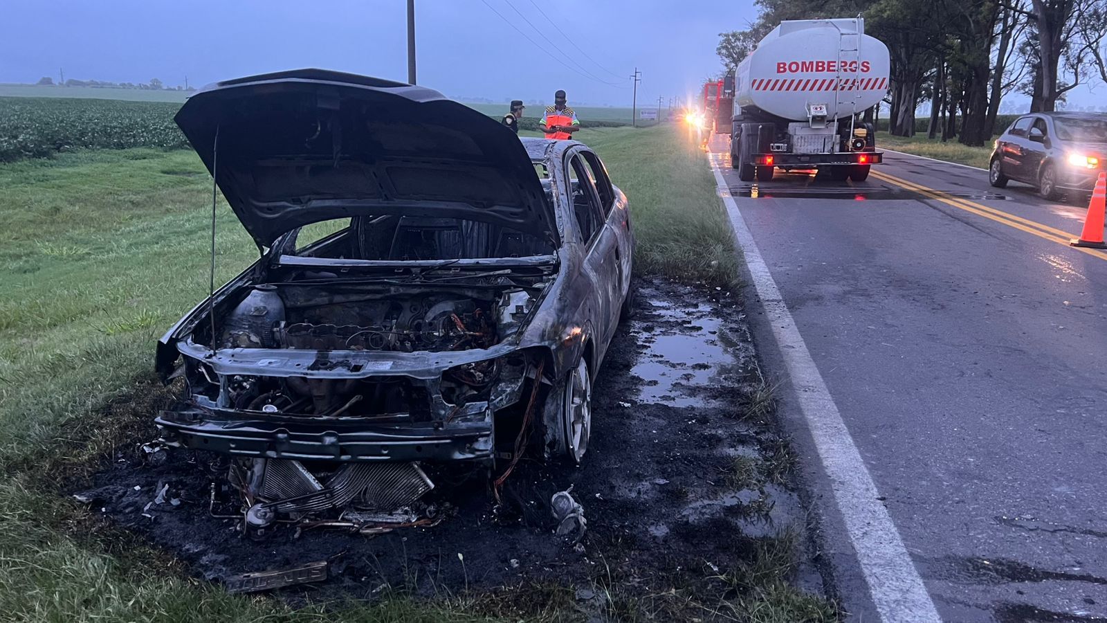 DAÑOS TOTALES POR UN INCENDIO VEHICULAR EN RUTA 9 NORTE