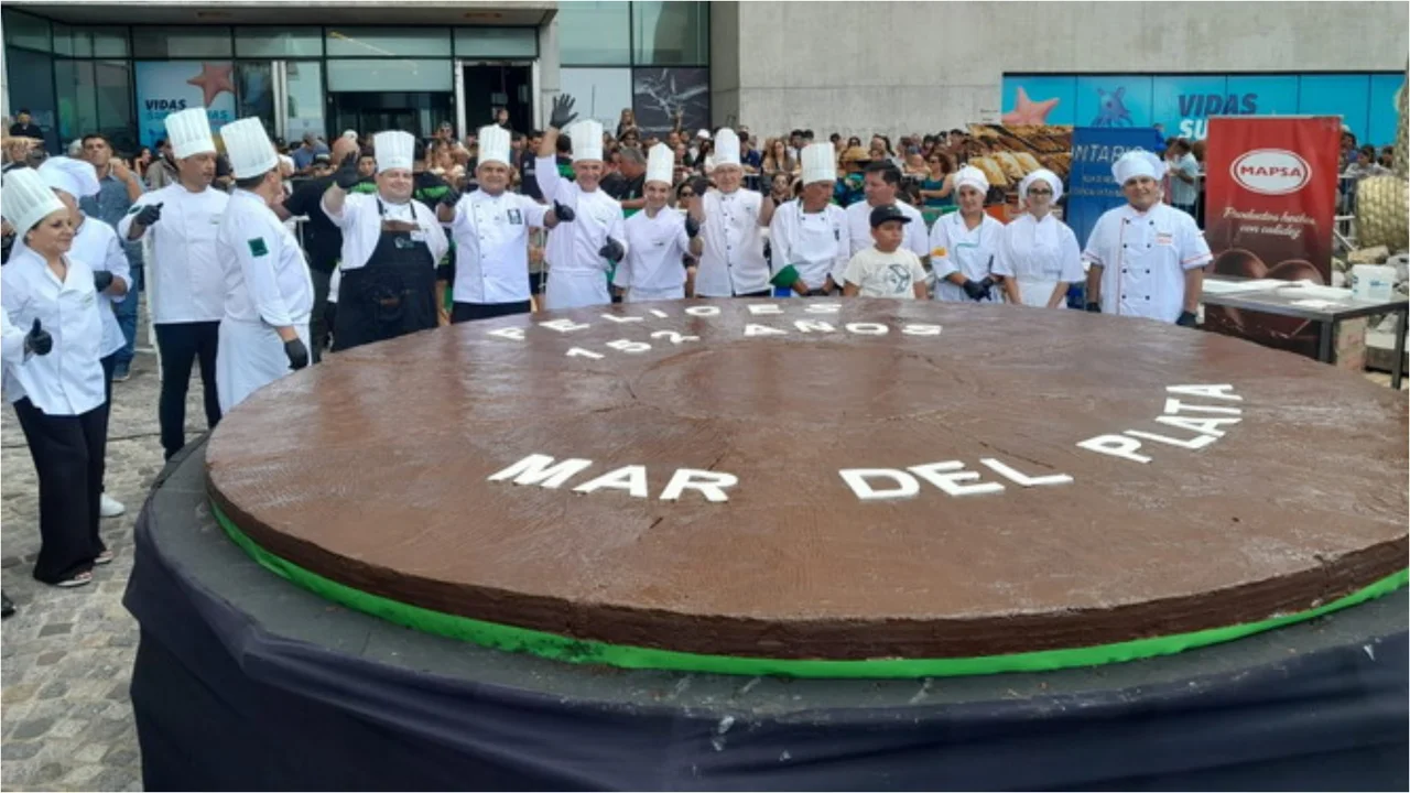 LOCURA POR EL ALFAJOR GIGANTE EN MAR DEL PLATA: PESÓ MÁS DE 700 KILOS Y VAN POR EL RÉCORD GUINNESS