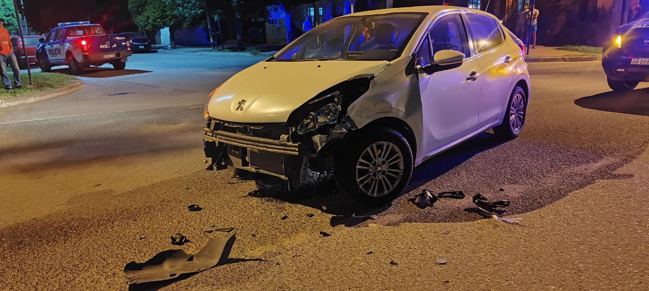 CHOQUE ENTRE UN AUTO Y UNA MOTO EN JESÚS MARÍA DEJÓ A UN JOVEN CON FRACTURA EXPUESTA