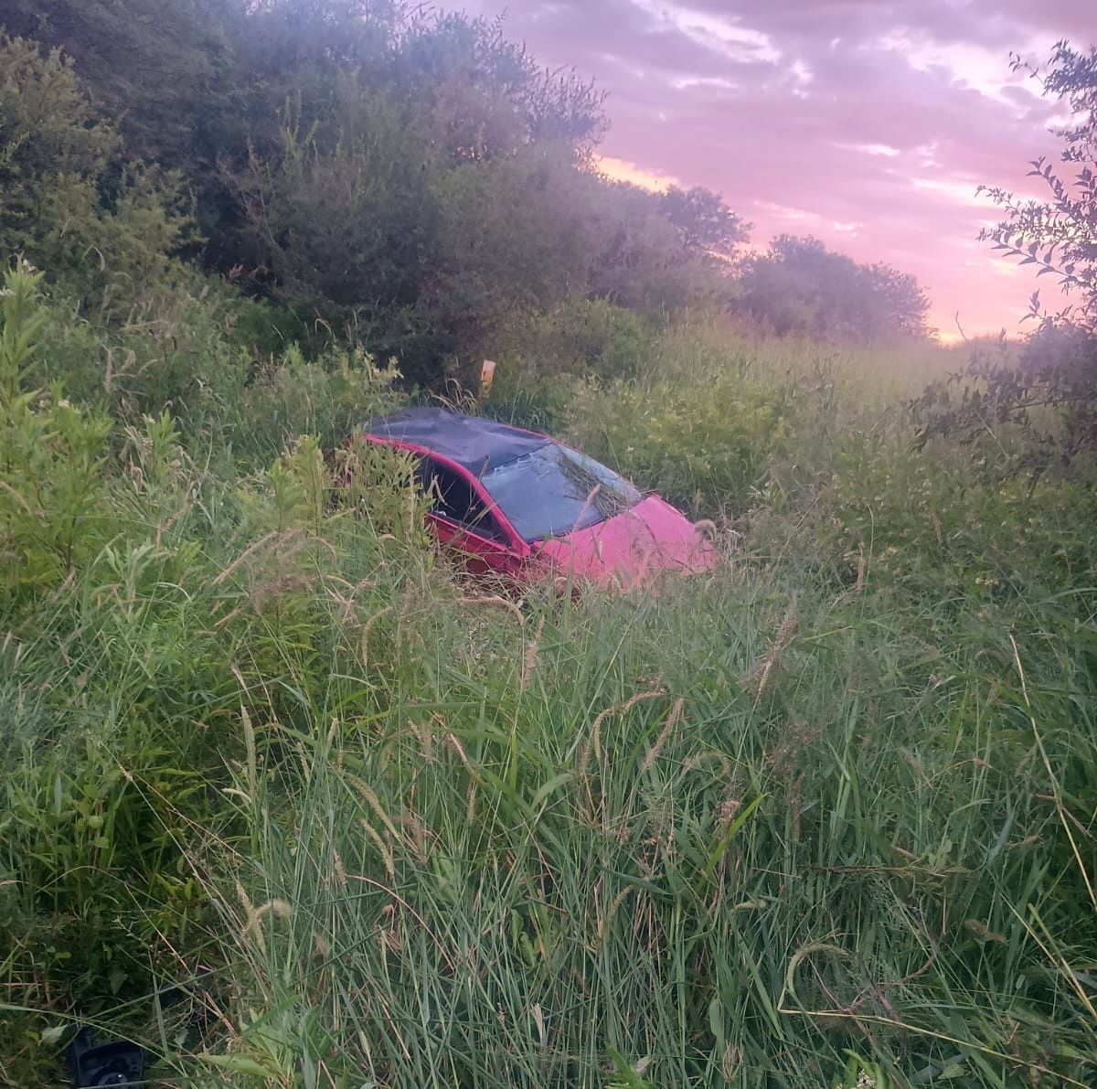 UN AUTO SE DIO VUELTA CERCA DE LA DORMIDA