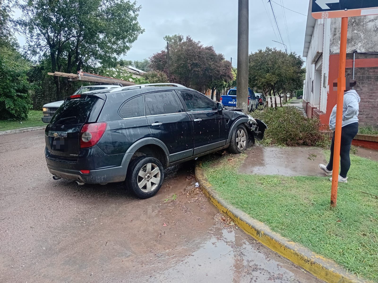UN VEHÍCULO CHOCÓ CONTRA UN ÁRBOL EN SARMIENTO