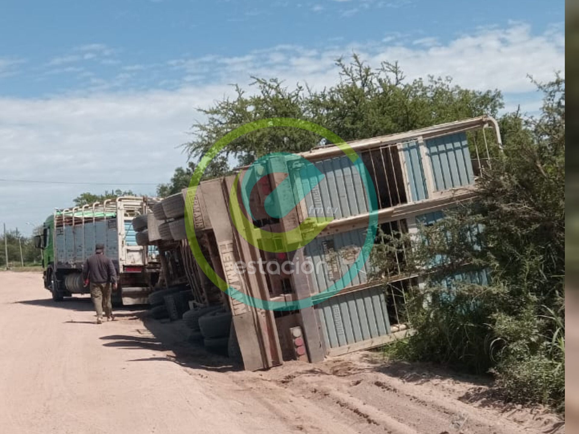 VOLCÓ UN CAMIÓN CARGADO CON ANIMALES CAMINO A NINTES EN JESÚS MARÍA