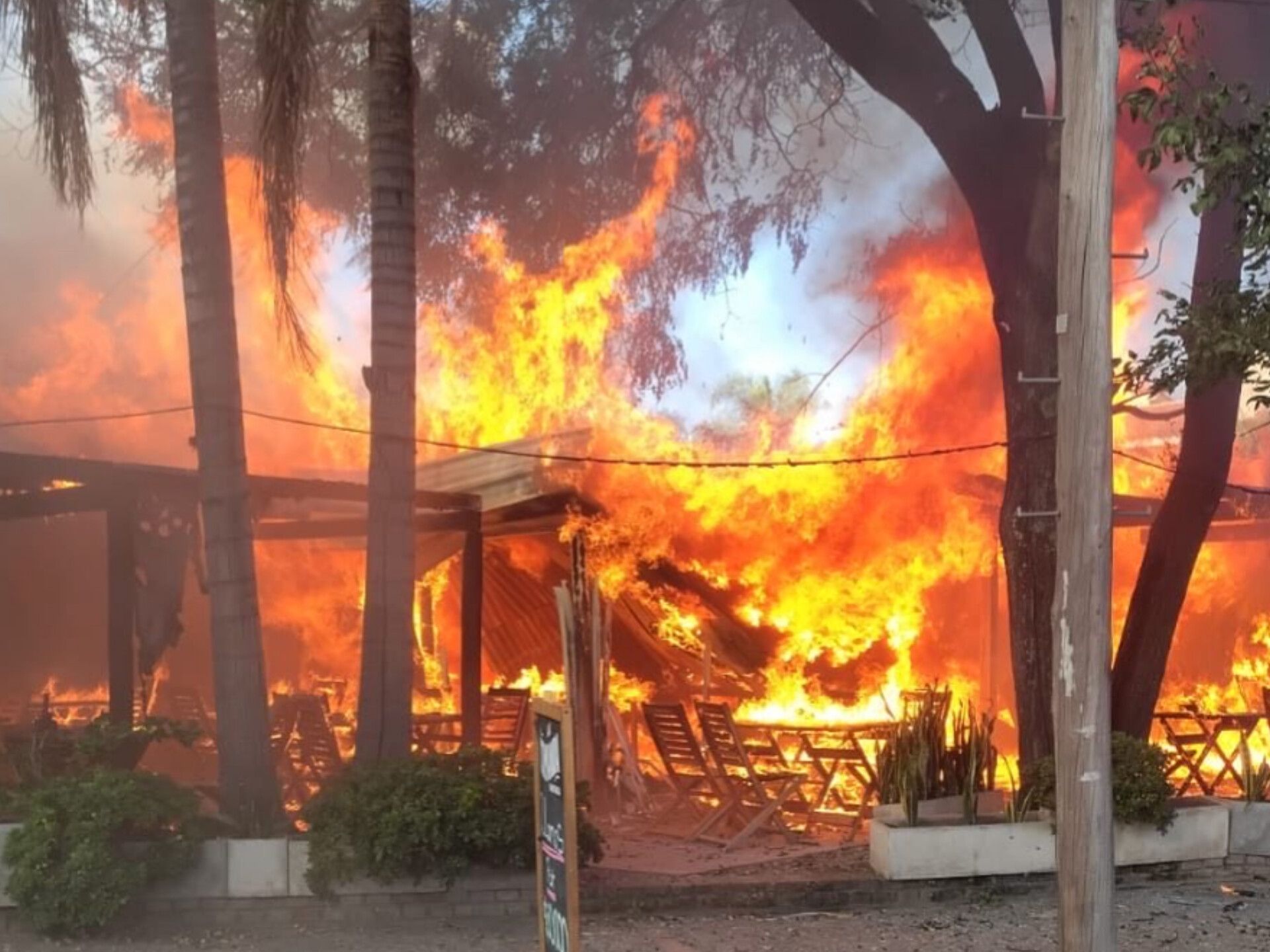 VORAZ INCENDIO EN UN LOCAL GASTRONOMICO EN CÓRDOBA CAPITAL