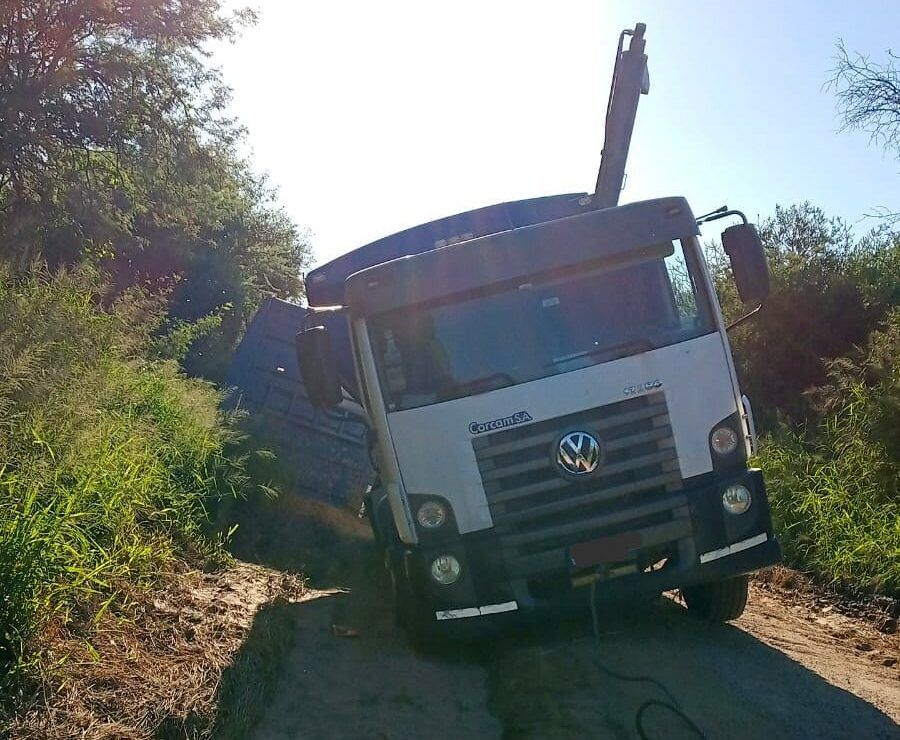 EL ACOPLADO DE UN CAMIÓN CARGADO CON CENTENO SE DIO VUELTA EN LA ESPERANZA