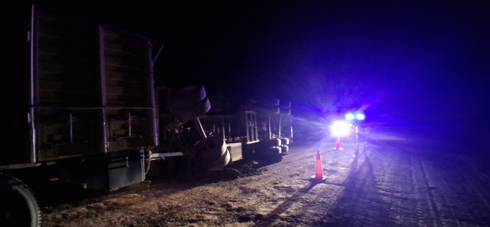 UN CAMIÓN VOLCÓ SU ACOPLADO CARGADO CON SOJA TRAS CEDER EL TERRENO EN LAS ARRIAS