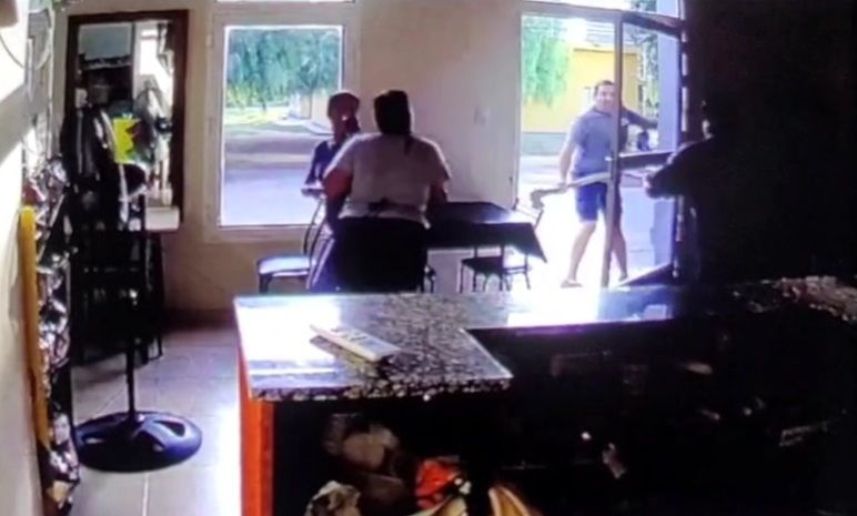 VIOLENTA DISPUTA VECINAL EN QUILINO CON UN HOMBRE ARMADO CON UN HACHA