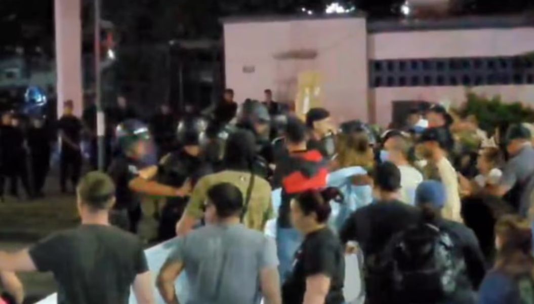 SANTA FE: POLICÍA SE MANIFESTARON EN LA CASA DE GOBIERNO EN RECLAMO SALARIAL