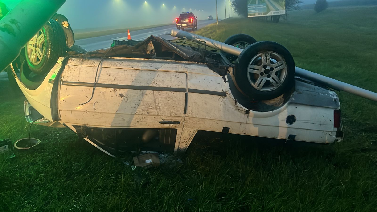 VARIANTE JUÁREZ CELMAN: UN CONDUCTOR RESULTÓ HERIDO TRAS PERDER EL CONTROL Y VOLCAR SU CAMIONETA