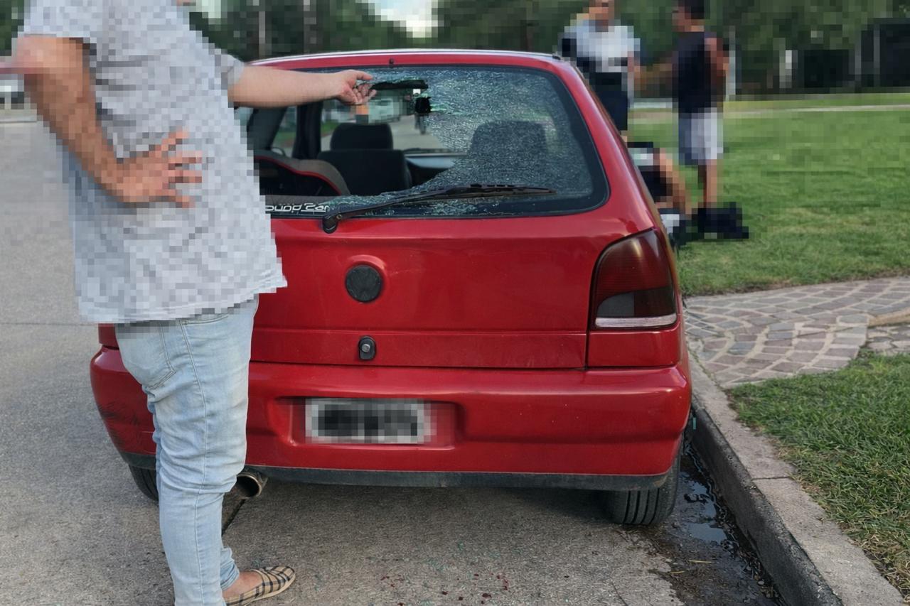 UN JOVEN CICLISTA RESULTÓ HERIDO TRAS COLISIONAR CON UN AUTO ESTACIONADO EN COLONIA CAROYA