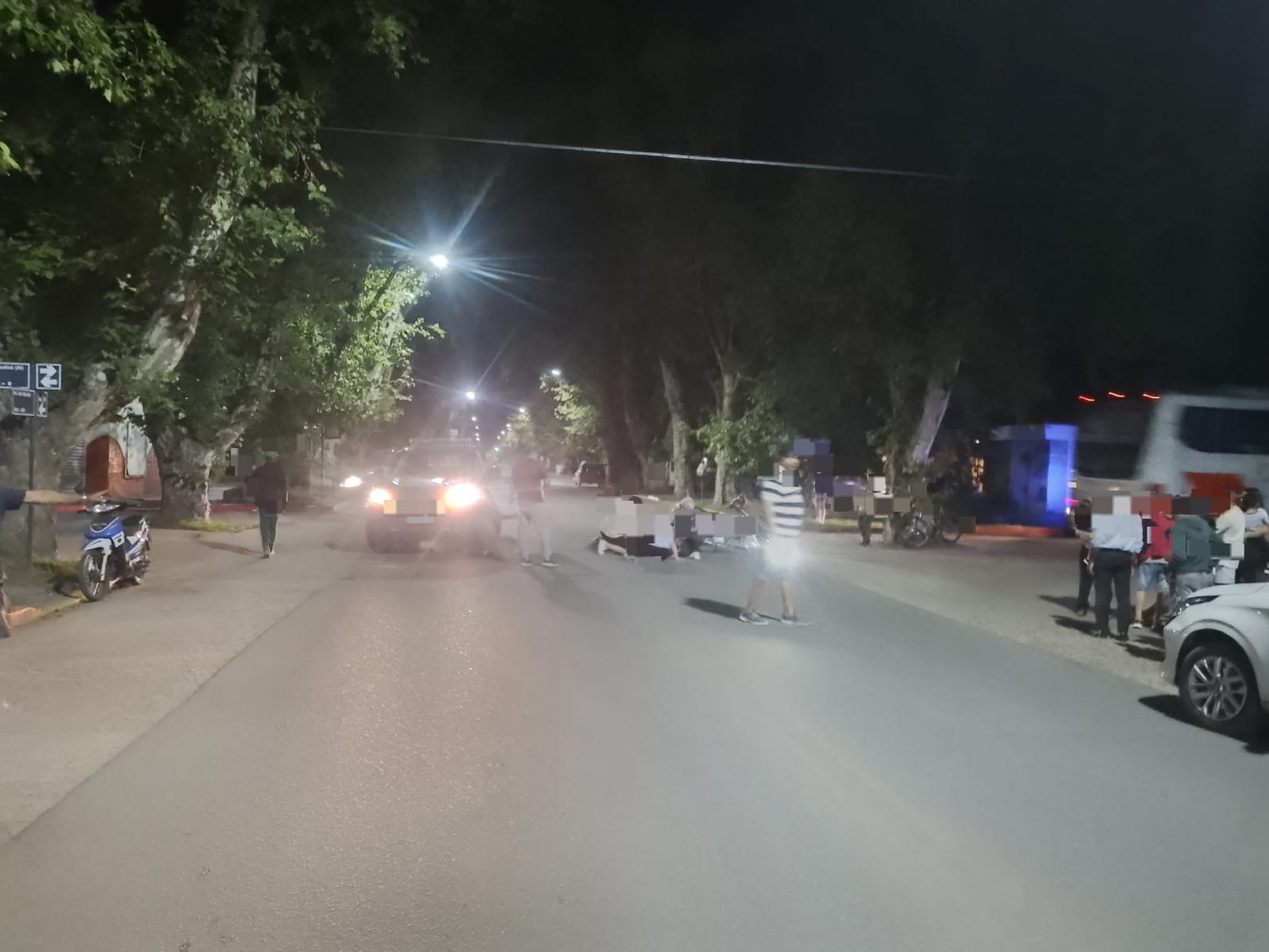CHOQUE ENTRE DOS MOTOCICLETAS EN COLONIA CAROYA DEJÓ A TRES PERSONAS, UNA MENOR, ASISTIDAS