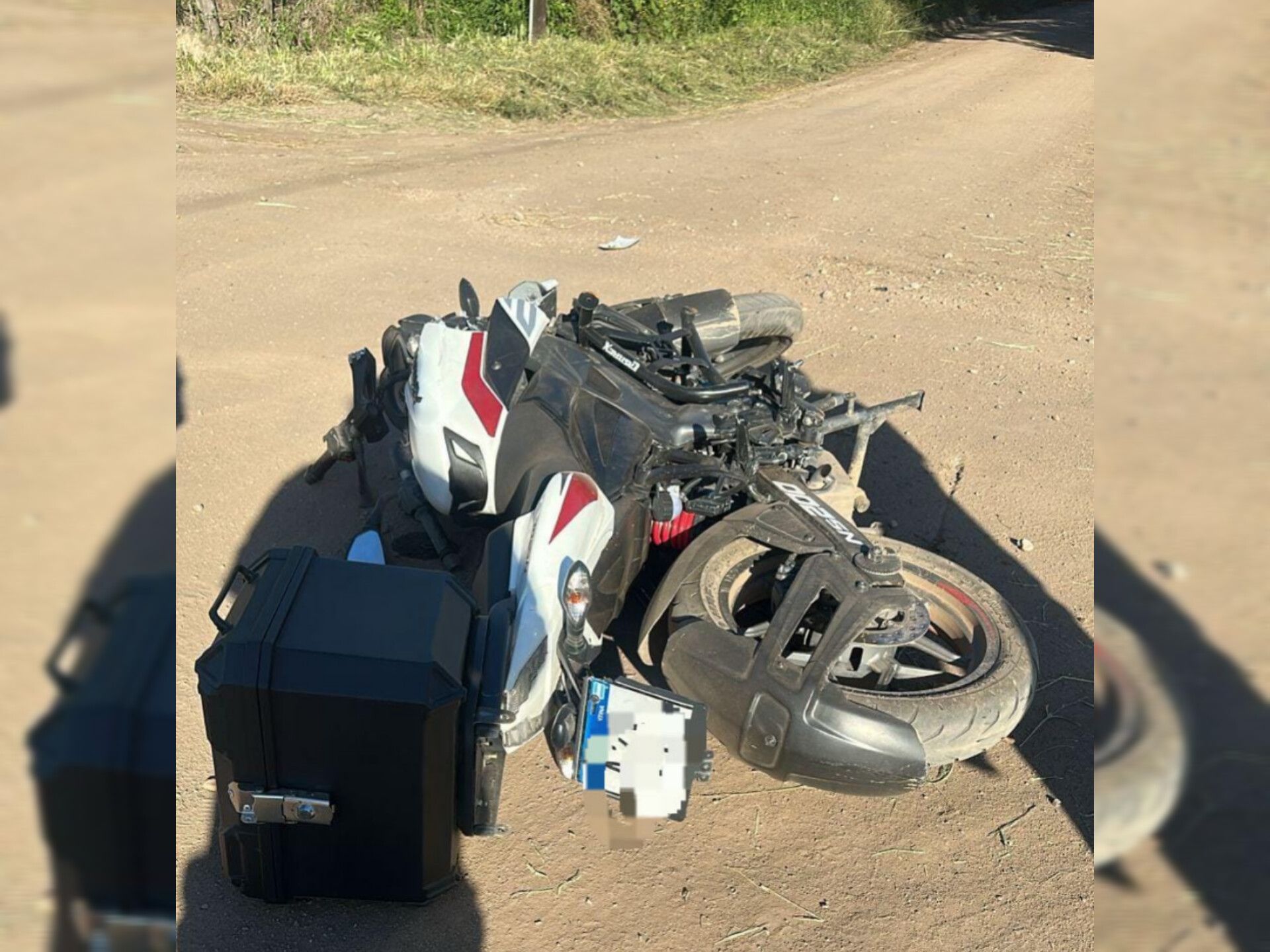 UN MOTOCICLISTA CHOCÓ CONTRA EL TRAILER DE UNA CAMIONETA EN COLONIA CAROYA