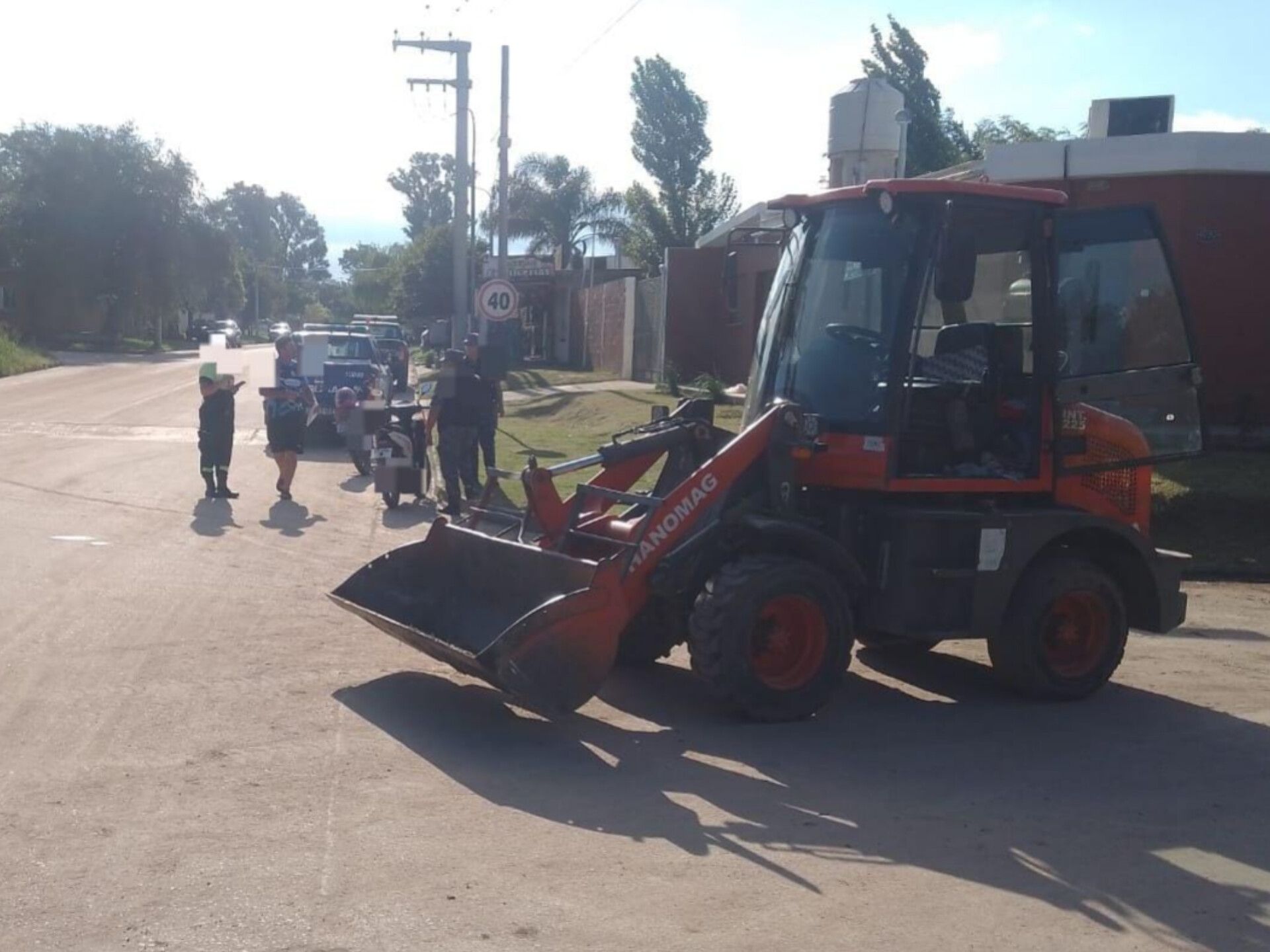 UNA JOVEN Y UN NIÑO HERIDOS TRAS CHOCAR SU MOTO CONTRA UNA PALA MECÁNICA EN JESÚS MARÍA