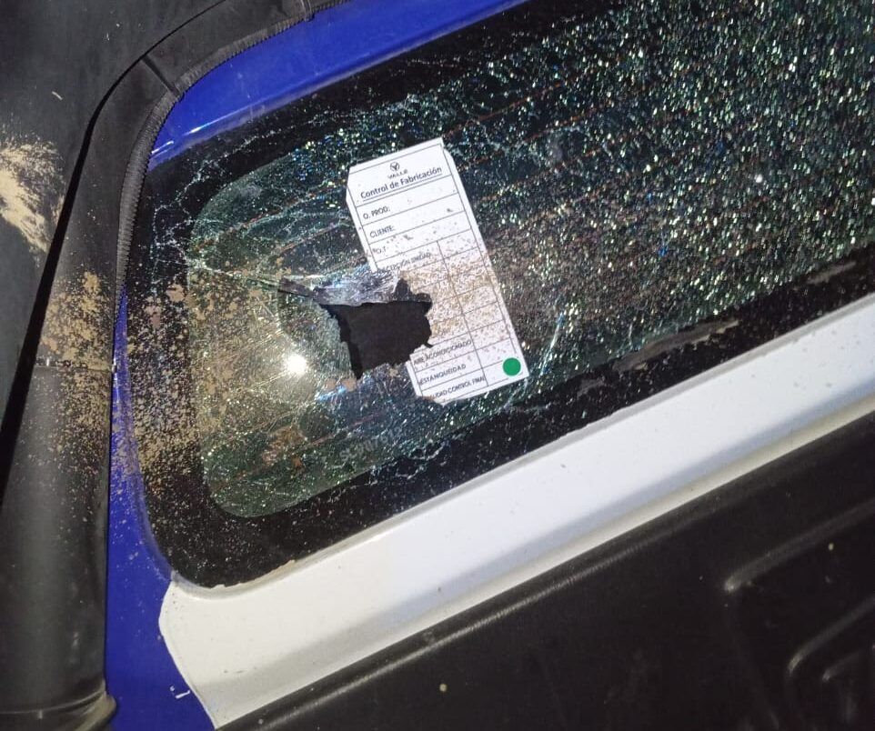 INTENTAN DETENER A UN DELINCUENTE Y FAMILIARES AGREDEN A POLICÍAS Y ROMPEN MÓVILES