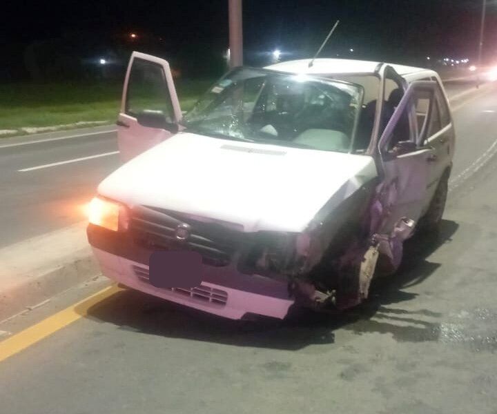 UN AUTO PERDIÓ EL CONTROL Y CHOCÓ CONTRA UN POSTE EN COLONIA CAROYA
