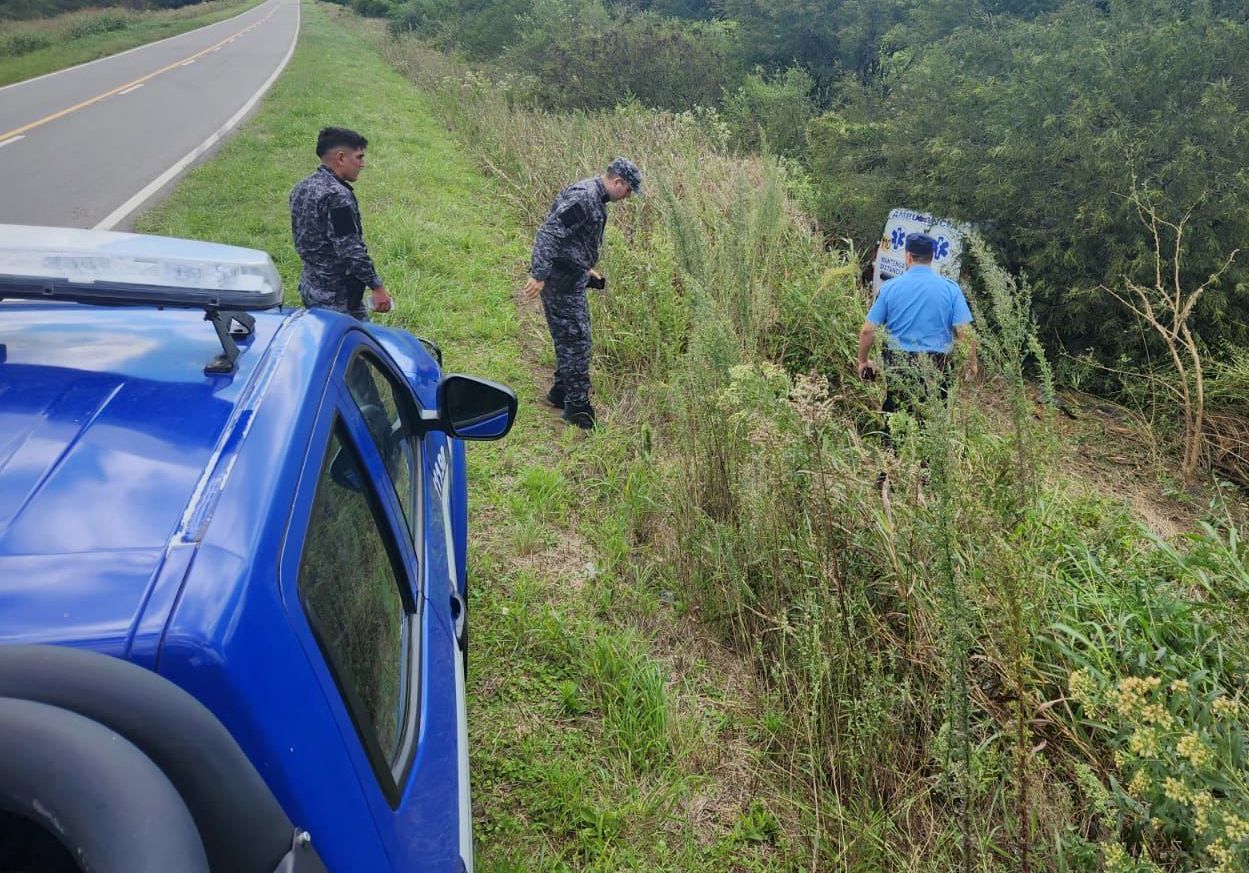 UN TRASLADO FÚNEBRE PERDIÓ EL CONTROL Y CAYÓ A UNA BARRANCA EN RÍO SECO