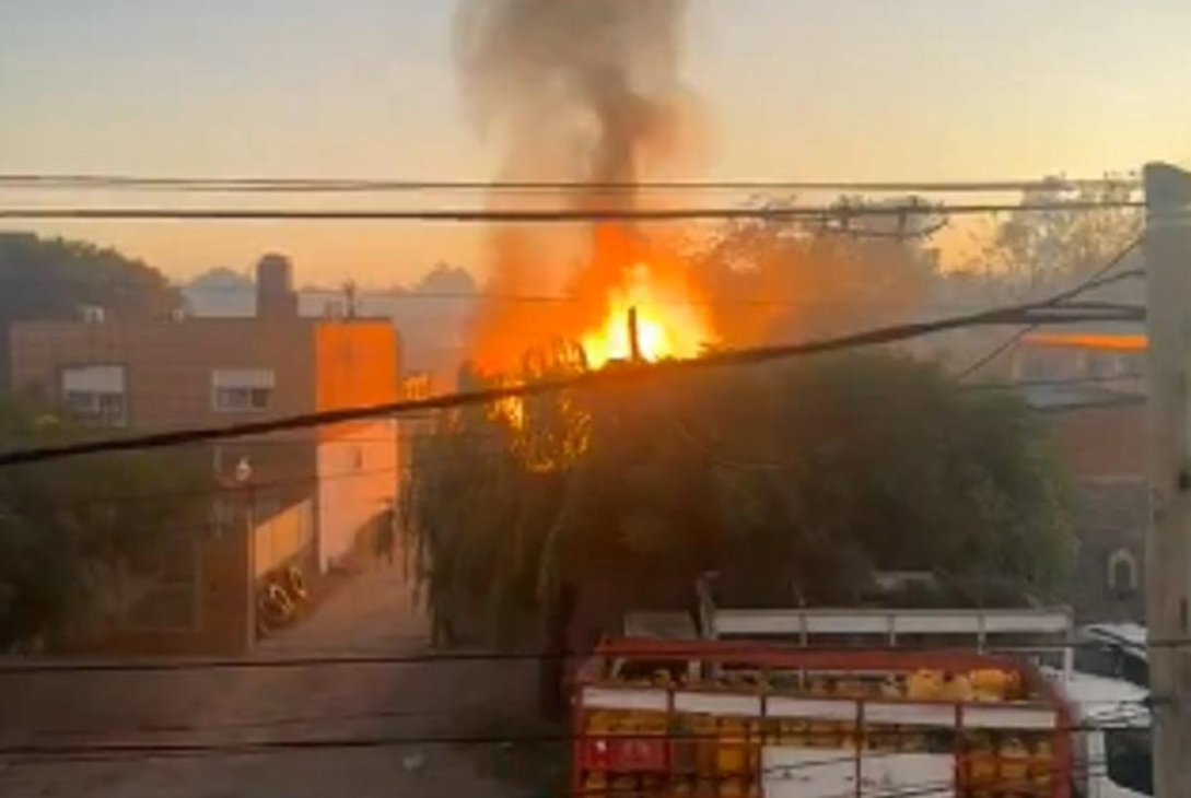 INCENDIO Y EXPLOSIONES EN UN DEPÓSITO DE GARRAFAS EN MARIANO ACOSTA GENERAN PÁNICO Y DEJAN TRES HERIDOS