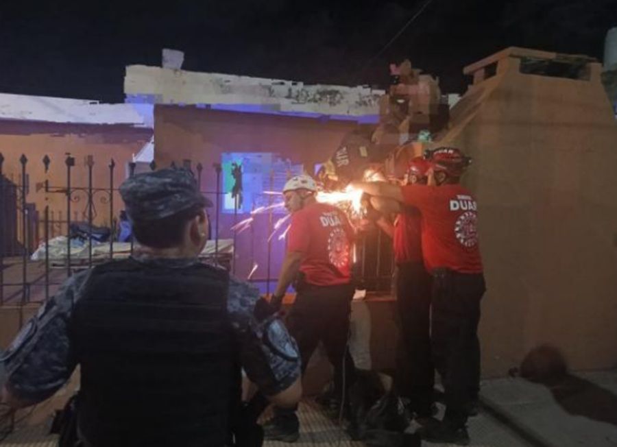 CRUZ DEL EJE: UN MENOR DE 11 AÑOS QUEDÓ ENGANCHADO DEL BRAZO EN UNA REJA CUANDO INTENTÓ RECUPERAR UNA PELOTA