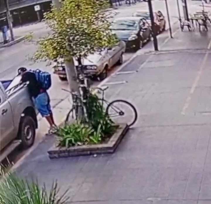 ROBO EN PLENO CENTRO DE JESÚS MARÍA: BUSCAN A UN DELINCUENTE QUE SUSTRAJO HERRAMIENTAS DE UNA CAMIONETA