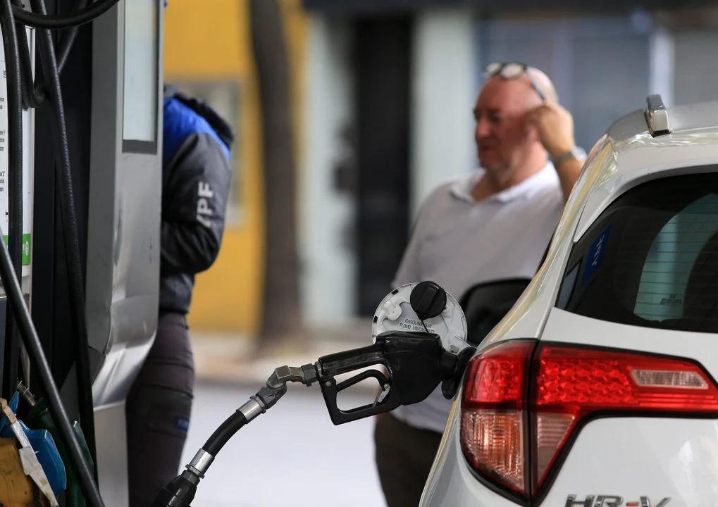EL GOBIERNO POSTERGÓ EL AUMENTO DEL IMPUESTO A LOS COMBUSTIBLES ANTE EL IMPACTO DE LA SUBA DEL PETRÓLEO