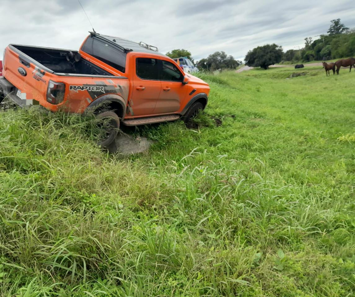 UN VEHÍCULO QUEDÓ ATRAPADO EN UNA ALCANTARILLA SOBRE RUTA 9 EN LAS PEÑAS