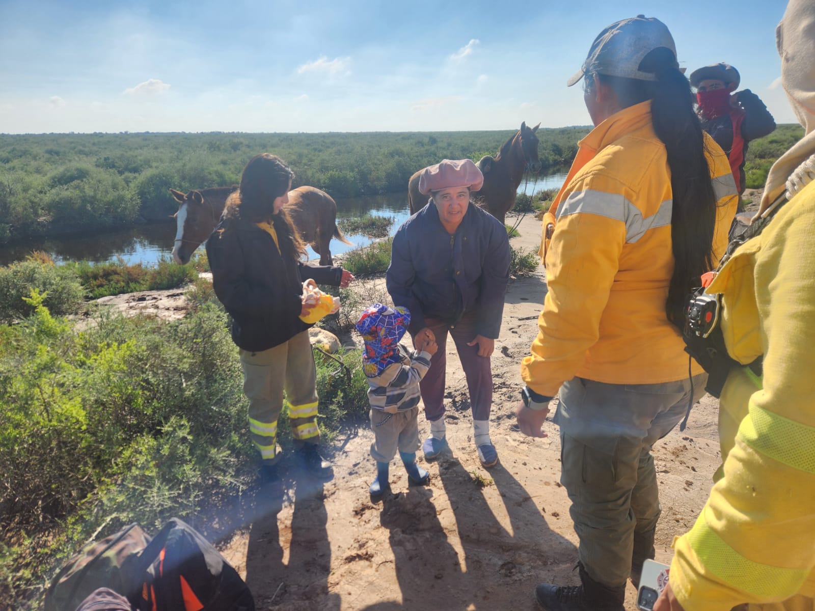 BOMBEROS DEL NORTE EVACUARON A UNA MAMÁ Y SU HIJO AISLADOS POR LAS INUNDACIONES