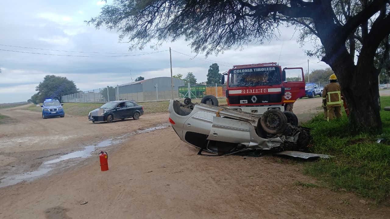 UN AUTO VOLCÓ EN COLONIA TIROLESA Y HAY UN HERIDO