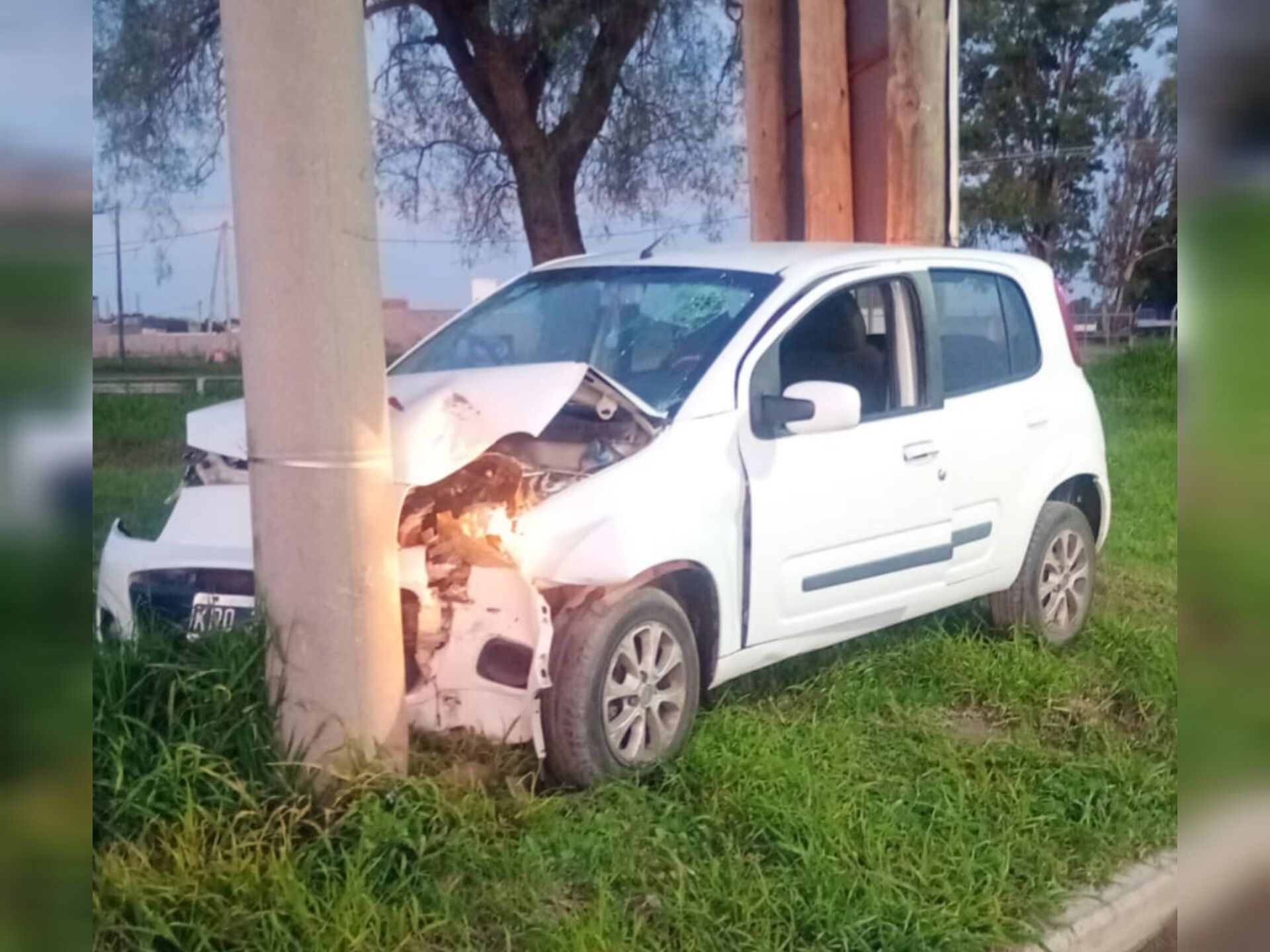 PERDIO EL CONTROL Y CHOCÓ CONTRA UN POSTE EN VILLA DEL TOTORAL