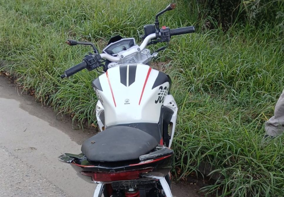 COLISIÓN ENTRE UNA CAMIONETA Y UNA MOTOCICLETA EN COLONIA CAROYA DEJÓ UN JOVEN HERIDO