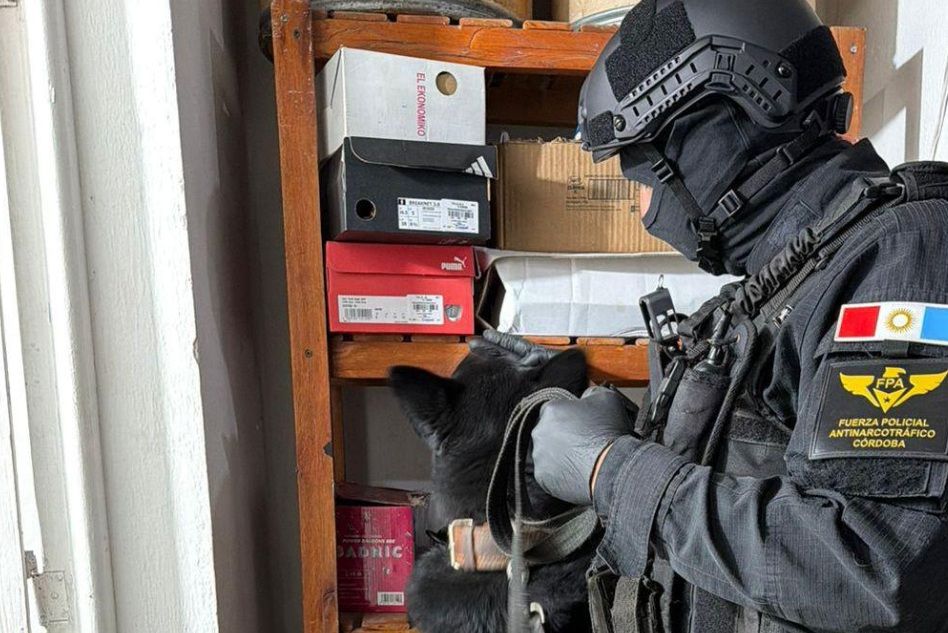 ESTACIÓN JUÁREZ CELMAN: INTENTARON DESCARTARSE DE LA DROGA Y QUEDARON DETENIDOS POR LA FPA
