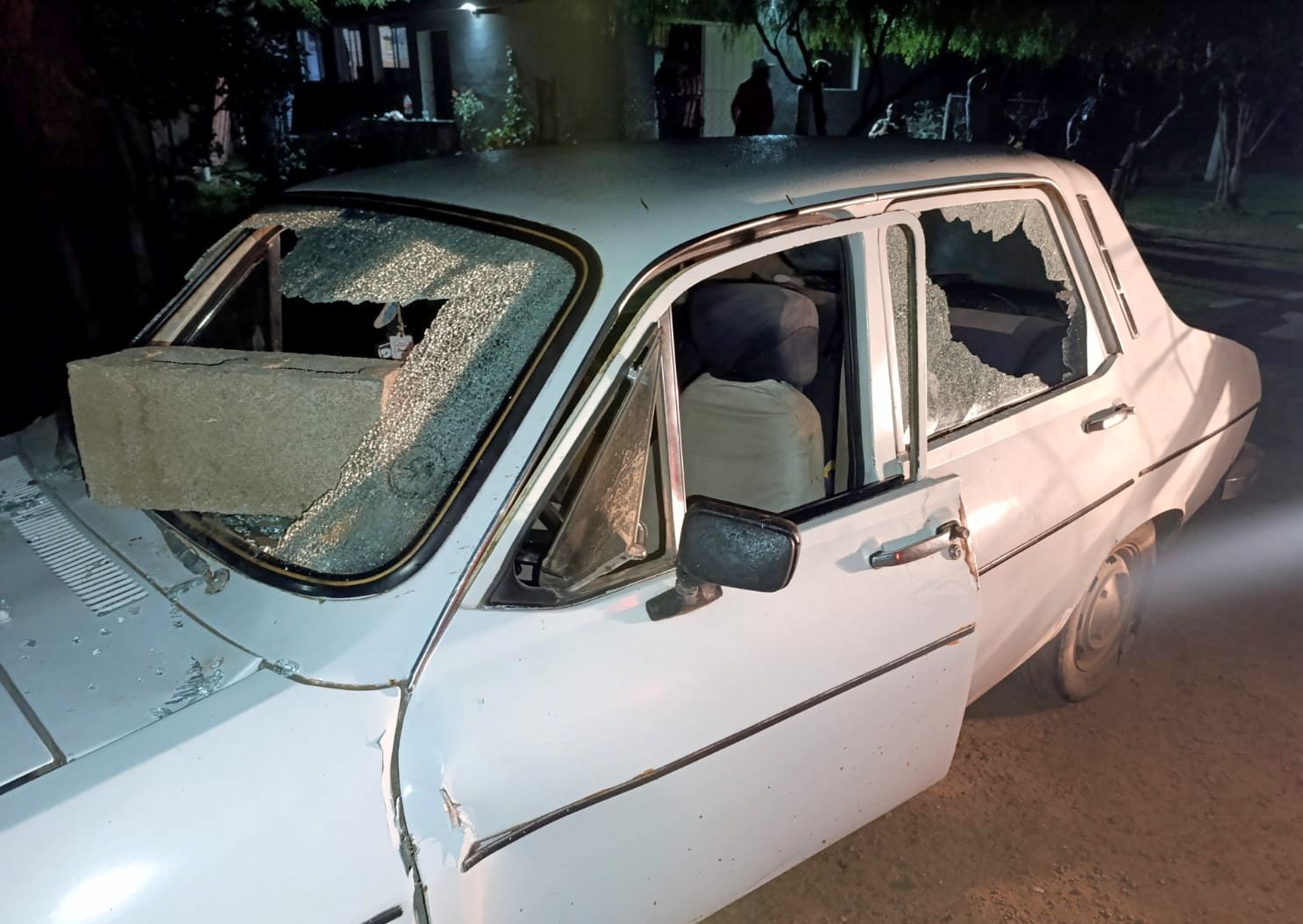DISTURBIOS, VIOLENCIA Y HASTA UN AUTO DESTRUIDO EN UN BAR DE EUFRASIO LOZA