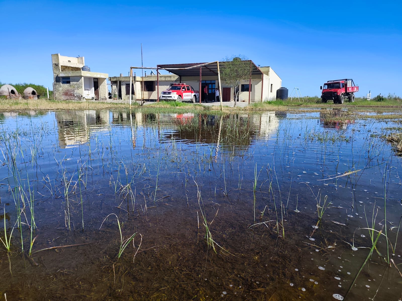 BOMBEROS DE RÍO SECO AYUDARON A INGRESAR A DOCENTES A LA ZONA INUNDADA DE POZO DEL SIMBOL