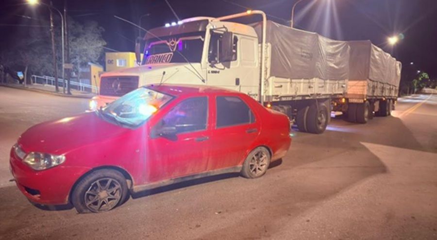 CHOQUE ENTRE UN AUTO Y UN CAMIÓN EN CRUZ DEL EJE