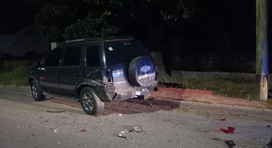 CRUZ DEL EJE: UN CONDUCTOR IMPACTÓ A UNA CAMIONETA ESTACIONADA Y SE DIO A LA FUGA