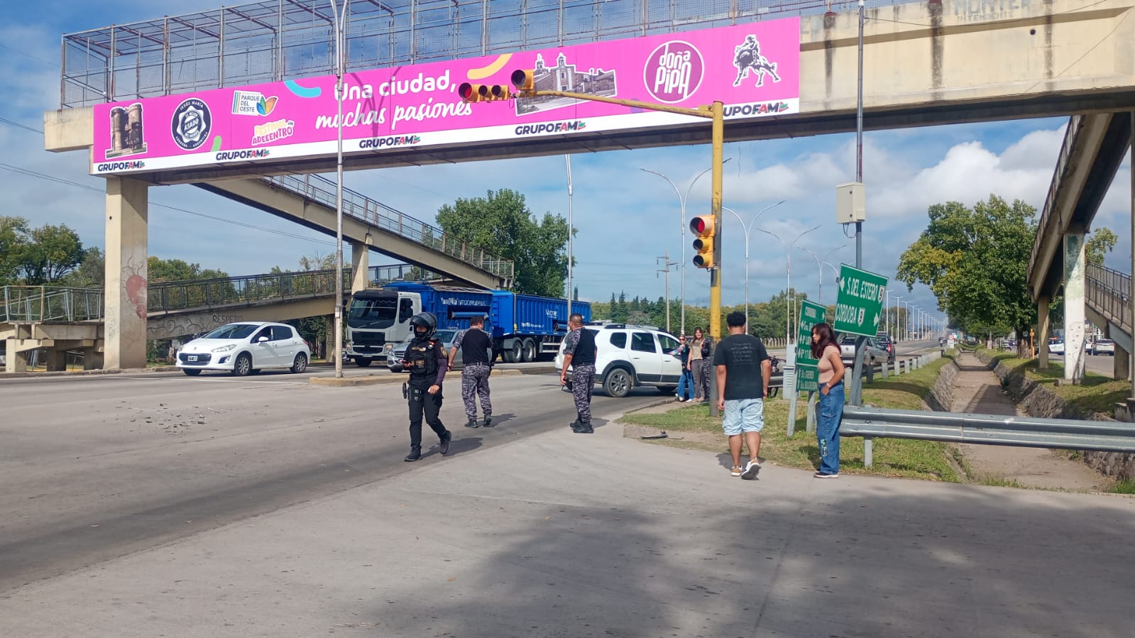CAOS VEHICULAR Y SUSTO TRAS UN FUERTE CHOQUE EN LA INTERSECCIÓN DE RUTA 9 Y CALLE CHILE EN JESUS MARÍA