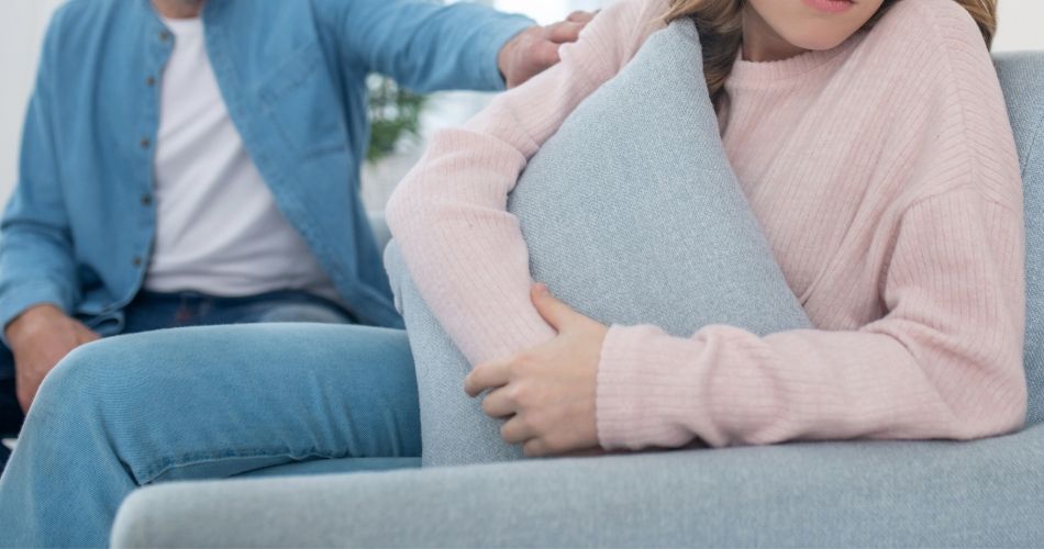 AUNQUE NO ES SU PADRE BIOLÓGICO, UNA ADOLESCENTE SEGUIRÁ SIENDO HIJA LEGAL DEL EXESPOSO DE SU MADRE