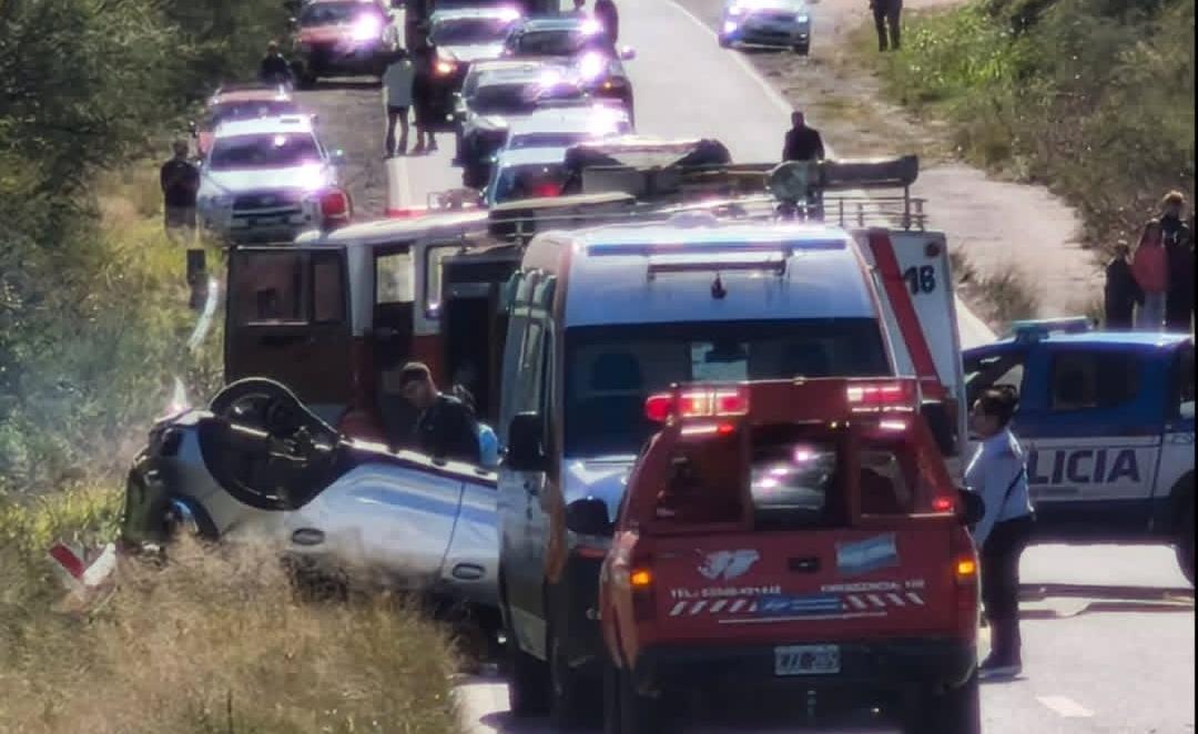 UN AUTO VOLCÓ EN LA RN38, CERCA DE CAPILLA DEL MONTE: CORTE TOTAL